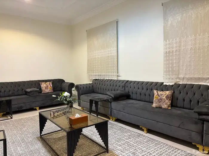 كنب مجلس 4في 5 مع الطاولات والستاير جديده ما كملت اسبوع 0