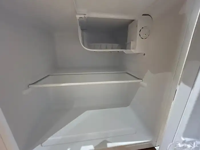 ثلاجه صغيره الحجم استعمال نظيف عمرها سنه 2