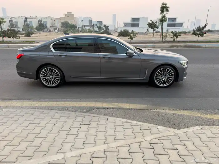 بي ام دبليو 2022 LI730 5