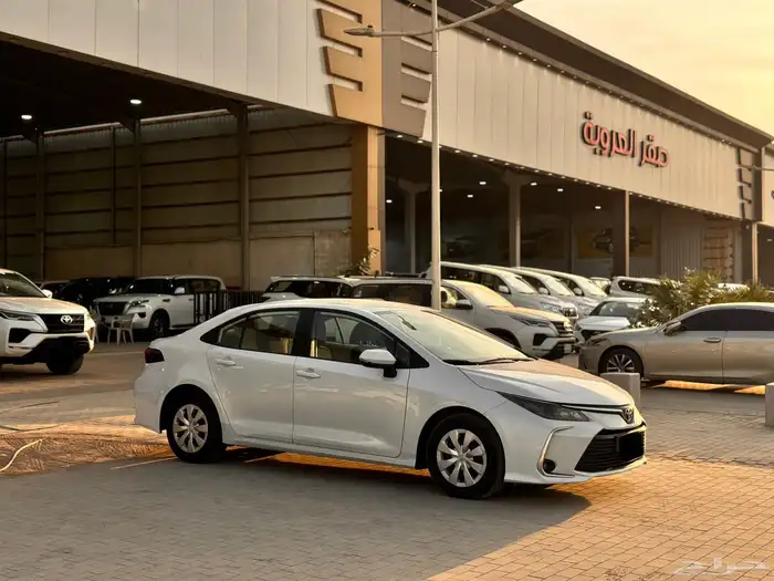 تويوتا كورولا 2023 ابيض 1.5 4