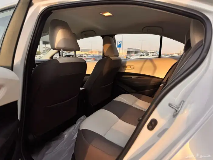 تويوتا كورولا 2023 ابيض 1.5 8