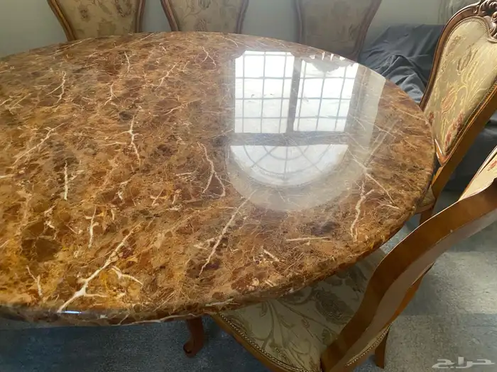 طاول رخام ثلاث كراسي فقط على السوم 1