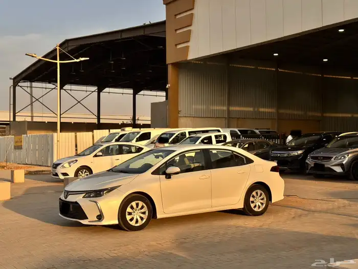 تويوتا كورولا 2023 ابيض 1.5 3