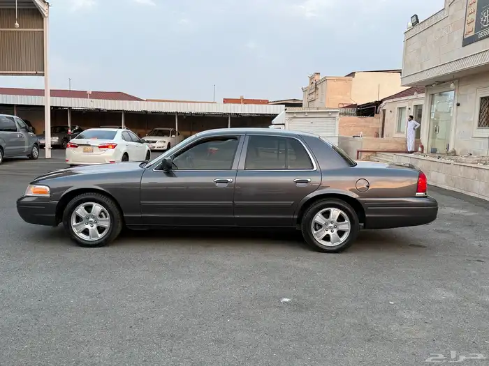 للبيع فورد فكتوريا 2010 شرط 4