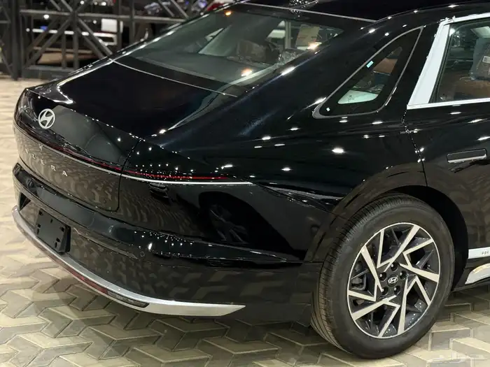 ازيرا 2025 كلاسيك و اكسلوسيف و بريميوم و كالجرافي 1