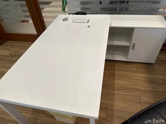 طاولات مكاتب وادراج ومكتب مستقل نظيفه جدا 3