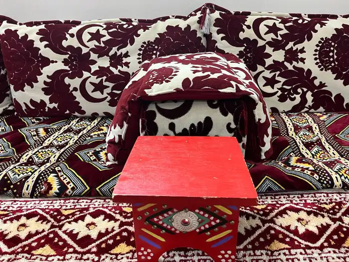 مساند ومراكي مع كرسي حديد وطاولات 1