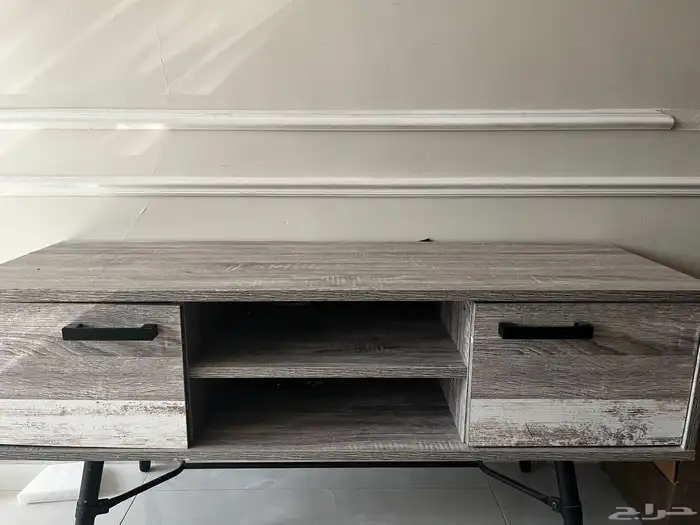 طاولة حالتها ممتازة جد ا 0