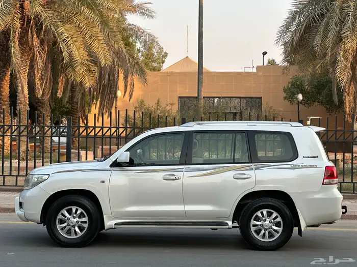جيب لاند كروزر 2011 11