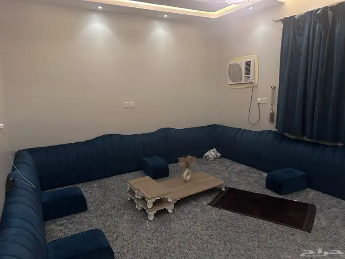 مجلس للبيع مع محتوياته 0