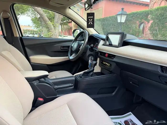 تويوتا يارس 2023 فئة Y (شاشة-جنوط) 16