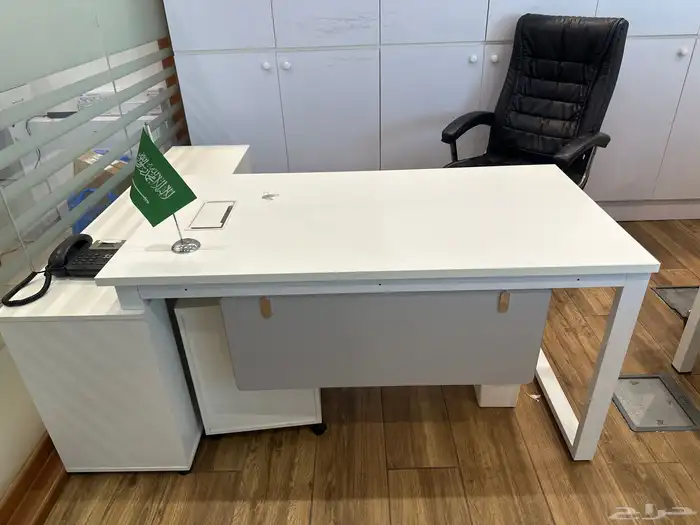 طاولات مكاتب وادراج ومكتب مستقل نظيفه جدا 4