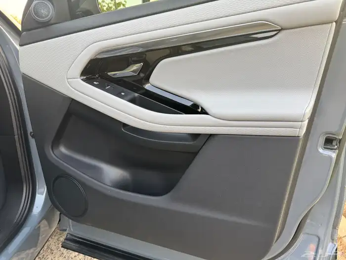 لاندروفر ايفوك 2022 وراد الناغي 19