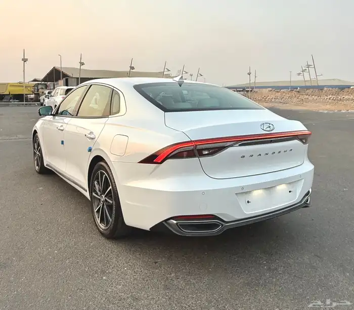 ازيرا 2022 ديجتال من الداخل ابيض بحالة الوكاله للبيع 3