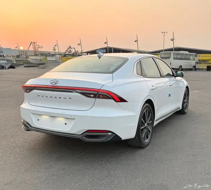 ازيرا 2022 ديجتال من الداخل ابيض بحالة الوكاله للبيع 5