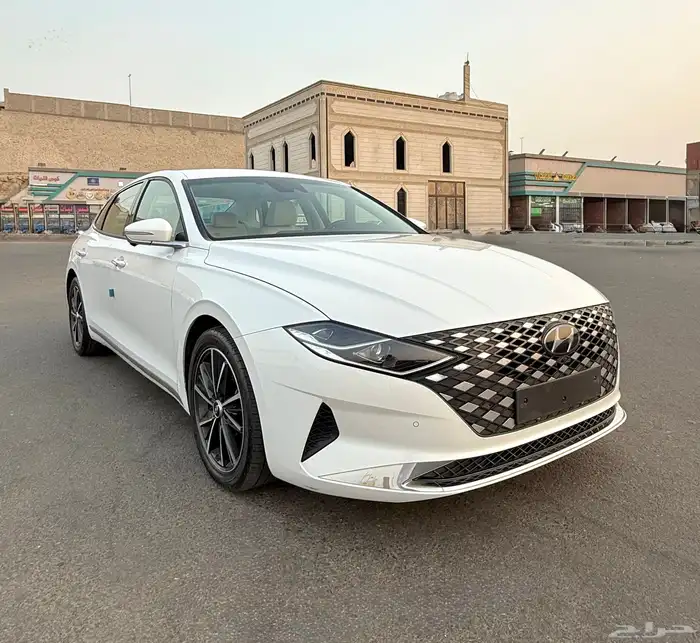 ازيرا 2022 ديجتال من الداخل ابيض بحالة الوكاله للبيع 7