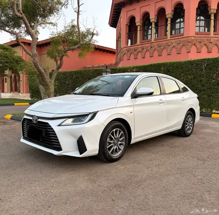 تويوتا يارس 2023 فئة Y (شاشة-جنوط) 4