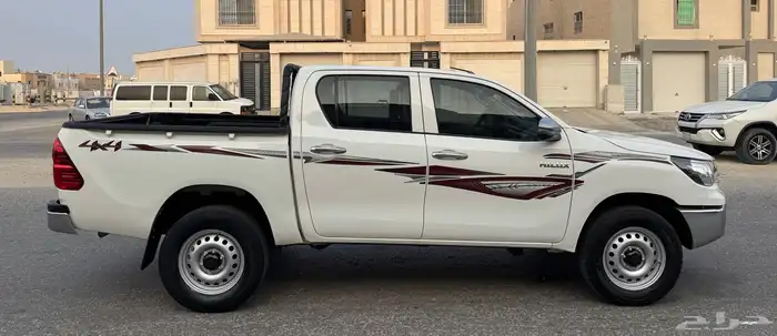 تويوتا هايلوكس GLI 2019 بنزين دبل عداد قليل نظيفه 4