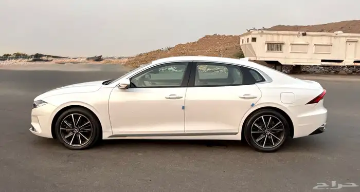 ازيرا 2022 ديجتال من الداخل ابيض بحالة الوكاله للبيع 2