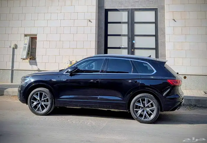 جيب طوارق أسود R-line 2022 Touareg SUV ضمان ساري 10