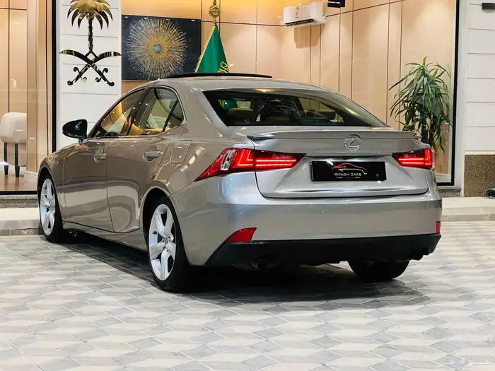 لكزس lS 350 2016 سعودي نظيف جدا 4