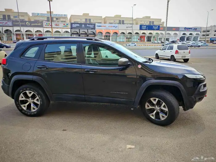 جيب شروكي فل كامل 2015 4