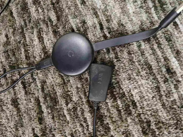 شاشة توشيبا ليست سمارت 32 أو 40 ما أدري معاها كروم كاست 5