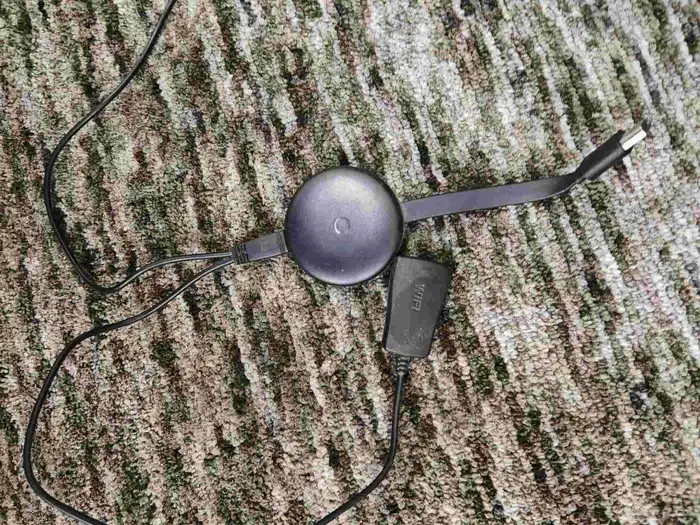 شاشة توشيبا ليست سمارت 32 أو 40 ما أدري معاها كروم كاست 6