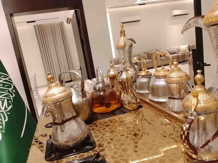 قهوجي وصبابين صبابات كراسي وطاولات وزل 5