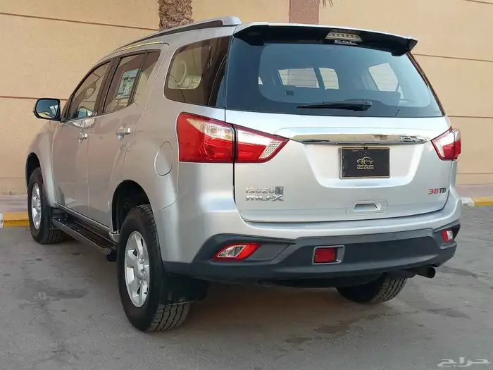 ايسوزو جيب ديماكس ( 2020 ) ديزل دبل اتوماتيك بحالة ممتازة 9