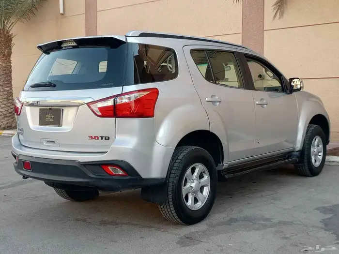 ايسوزو جيب ديماكس ( 2020 ) ديزل دبل اتوماتيك بحالة ممتازة 8