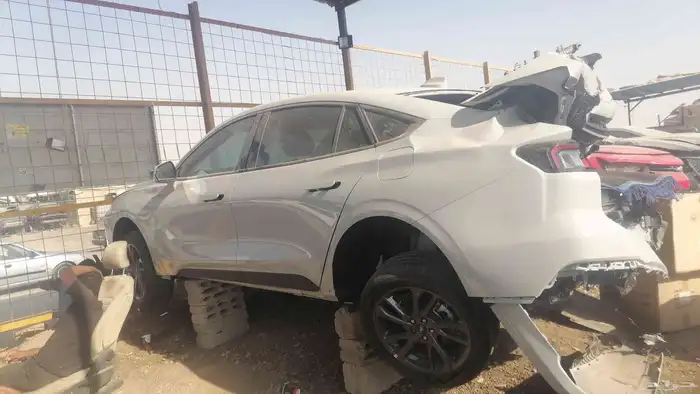 يوجد لدينا قطع تشليح سيارات 9