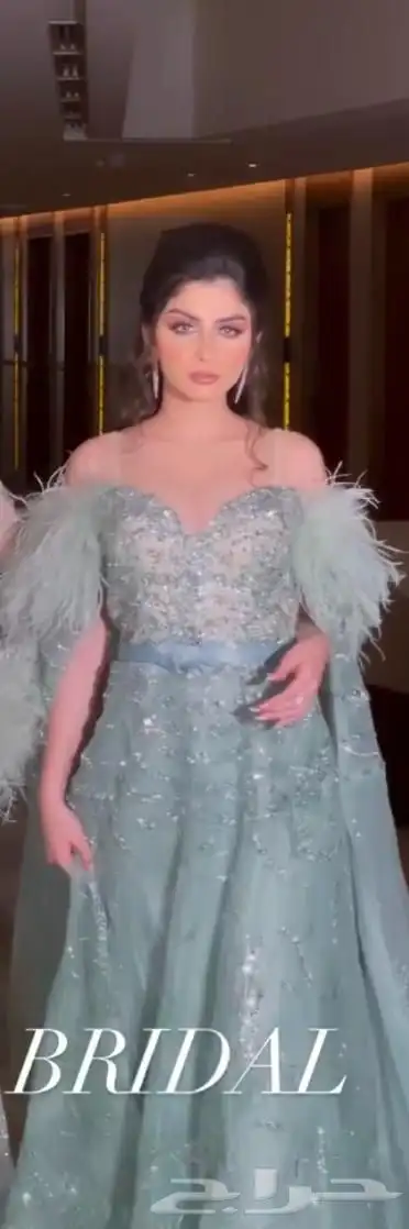 فستان سهره نفس لون الي على العارضه 2