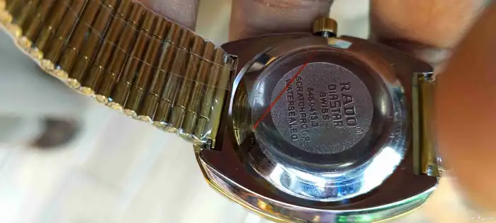 ساعة رادو بلون ذهبي ومينا اسود مرصح بالالماس 5