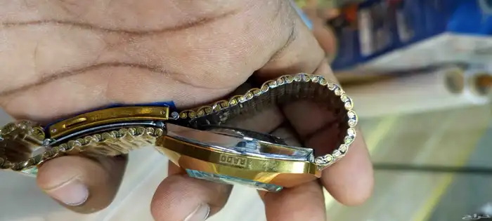 ساعة رادو بلون ذهبي ومينا اسود مرصح بالالماس 2