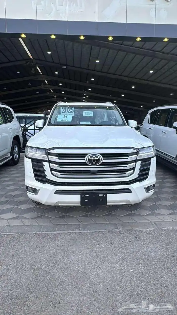 تويوتا جيكسار رقم 4 موديل 2025 ابيض ( اقساط بنوك ) 1