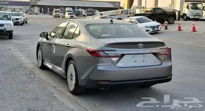 تويوتا كامري LE هايبرد موديل 2025 2