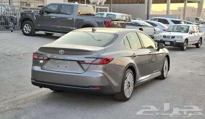تويوتا كامري LE هايبرد موديل 2025 4