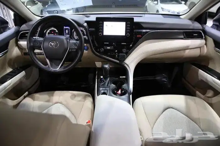 تويوتا كامري GLE فل كامل فتحة سقف هايبرد موديل 2024 18