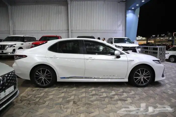 تويوتا كامري GLE فل كامل فتحة سقف هايبرد موديل 2024 3