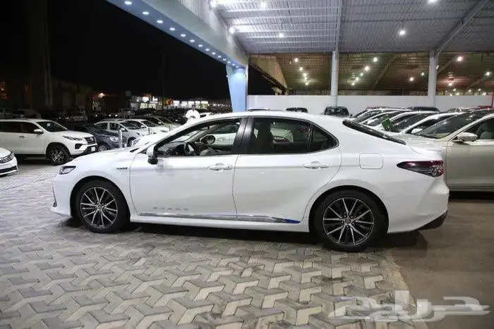 تويوتا كامري GLE فل كامل فتحة سقف هايبرد موديل 2024 4