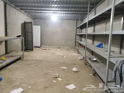 مستودع مجهزه لتخزين البضاعة به رفوف خاصة بالاوزان الثقيلة 0