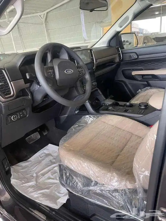 فورد ايفريست XLS ستاندر بنزين 2025 متوفر لدى الحسن 4