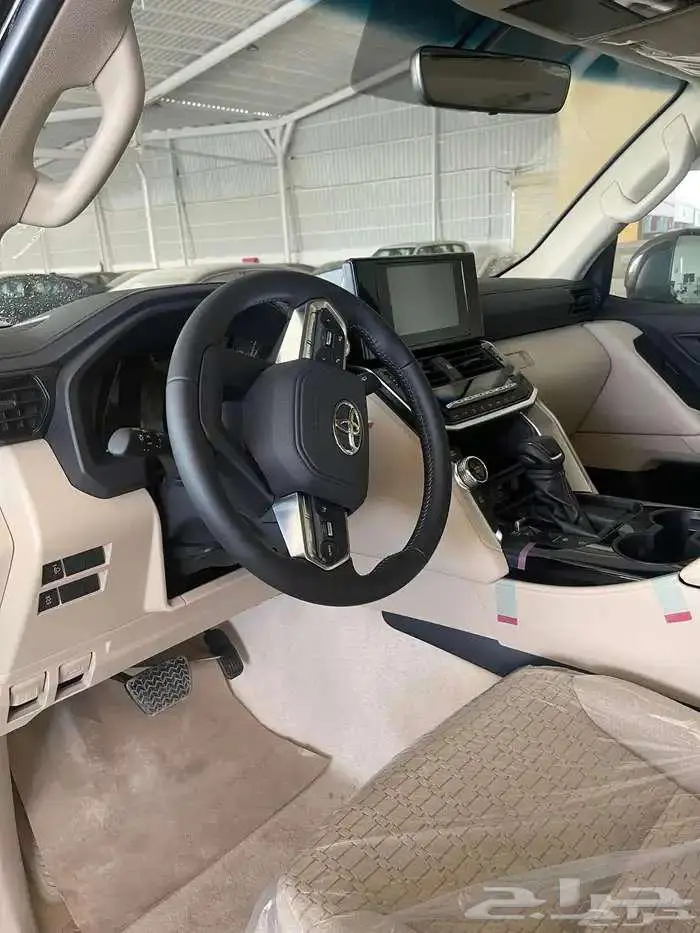 لاندكروزر GXR هدد فتحة بنزين أسود بريمي 2025 متوفر لدى الحسن 5