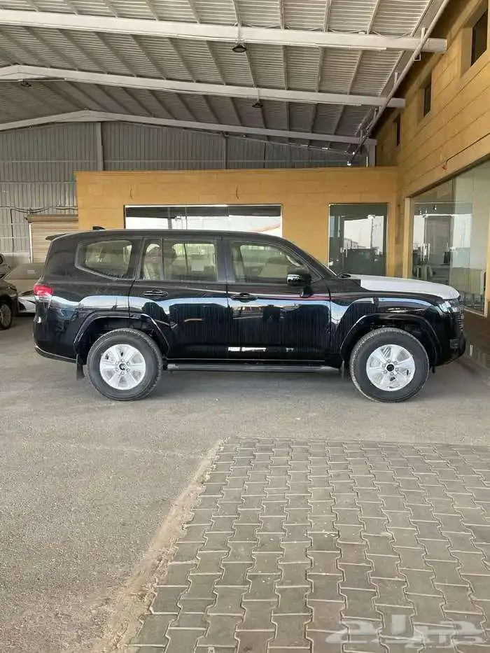 لاندكروزر GXR هدد فتحة بنزين أسود بريمي 2025 متوفر لدى الحسن 4