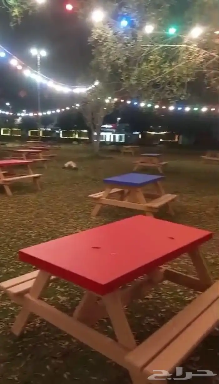 كراسي خشبية نظام أمريكي ملتصق الطاوله بالكراسي 1