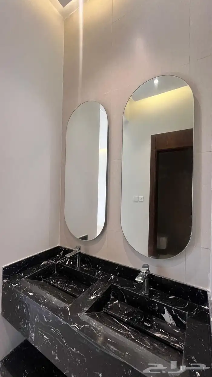 للبيع ادوار ارضيه وارواف علويه مع ملحق بسعر مناسب تشطيب Vip 4