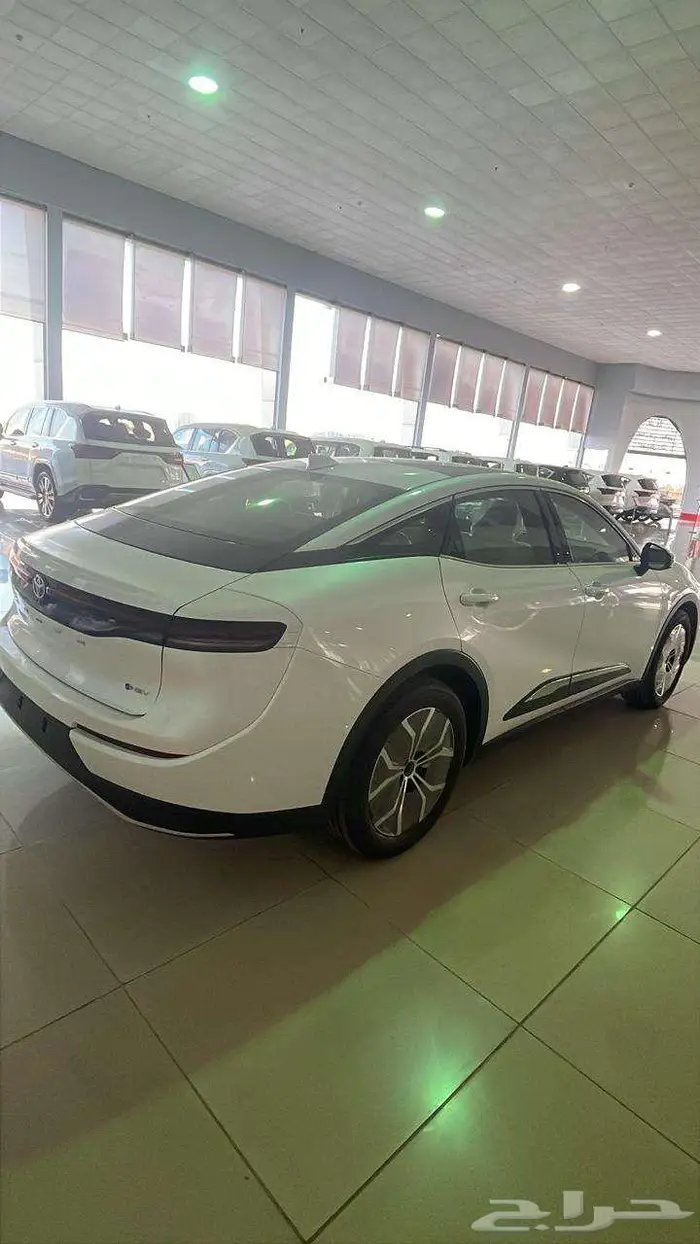 وارد اليحيى كراون بريميوم 2.5 لتر هجين فل رادار جلد 2026 6