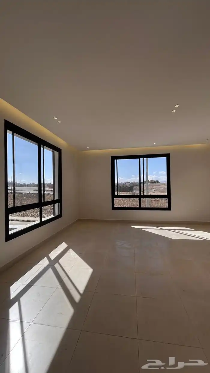 للبيع ادوار ارضيه وارواف علويه مع ملحق بسعر مناسب تشطيب Vip 21