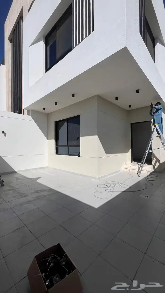 للبيع ادوار ارضيه وارواف علويه مع ملحق بسعر مناسب تشطيب Vip 9